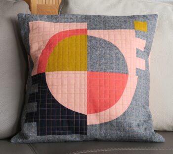 Luna Lovequilts - Free form curves quilted cushion