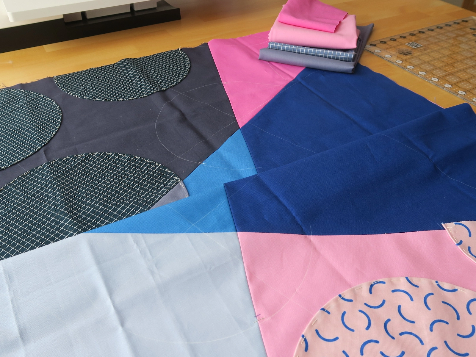 Luna Lovequilts – Interaction VII – Appliqué in Progress Luna Lovequilts - Interaction VII - Appliqué in Progress