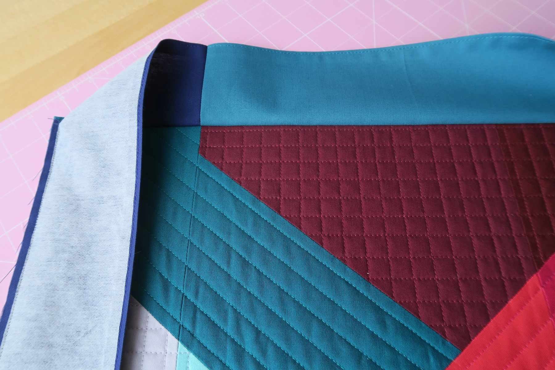 Luna Lovequilts - Tutorials - Canvas - Finishing Strip Attached