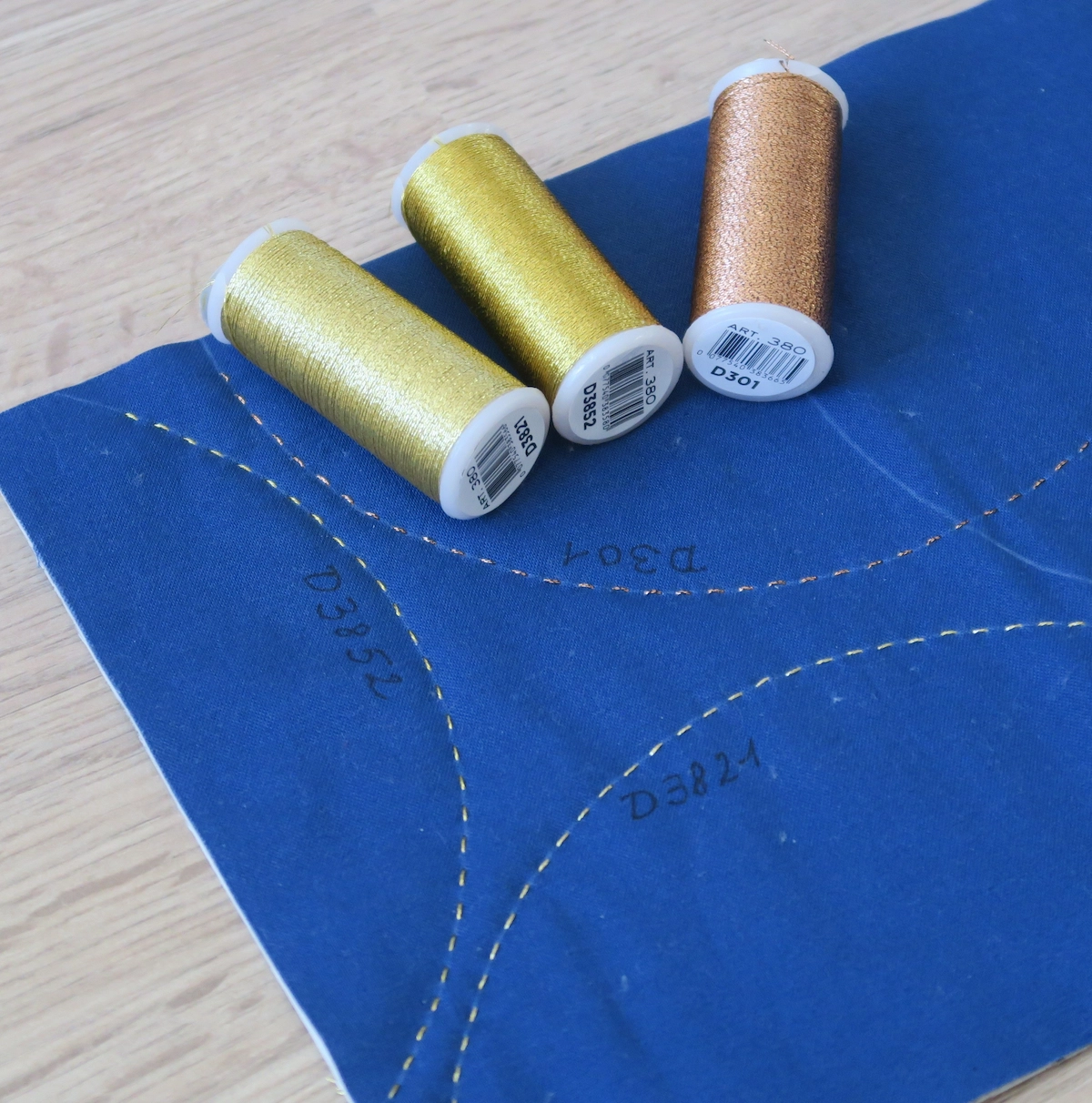 Luna Lovequilts - AAA 2026 Project - Touch of Gold - Hand quiliting test